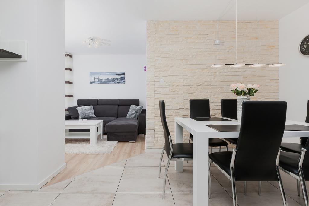 Riverside Apartment With Balcony By Noclegi Renters Swinoujscie Exterior photo